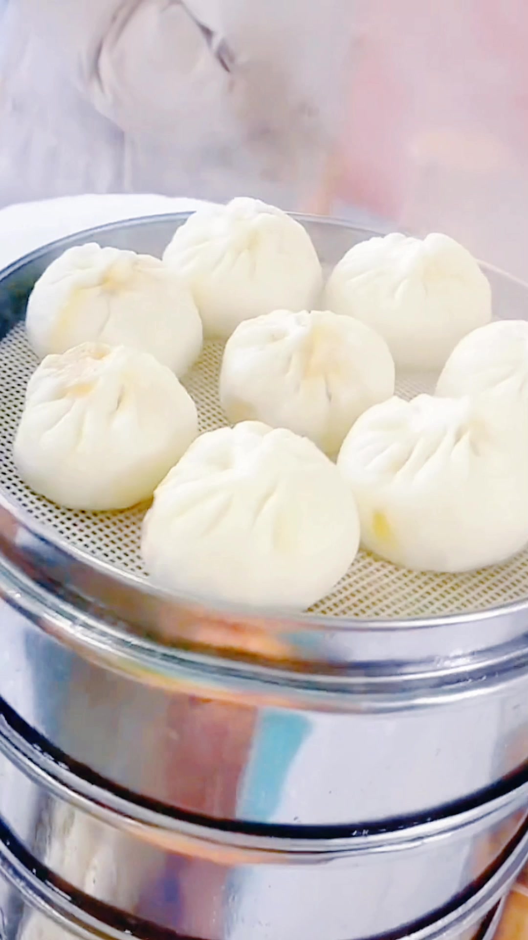 一口一个的灌汤小笼包