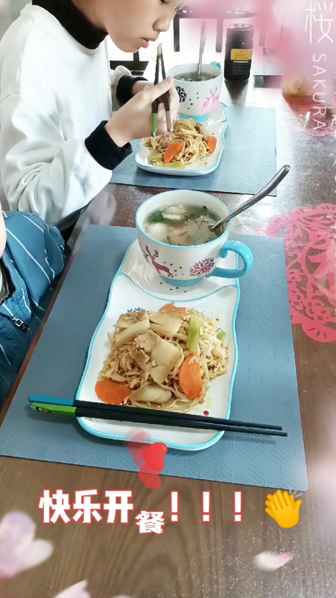蒸卤面+番茄鱼片汤,暖暖的午间你有没有被馋到!!
