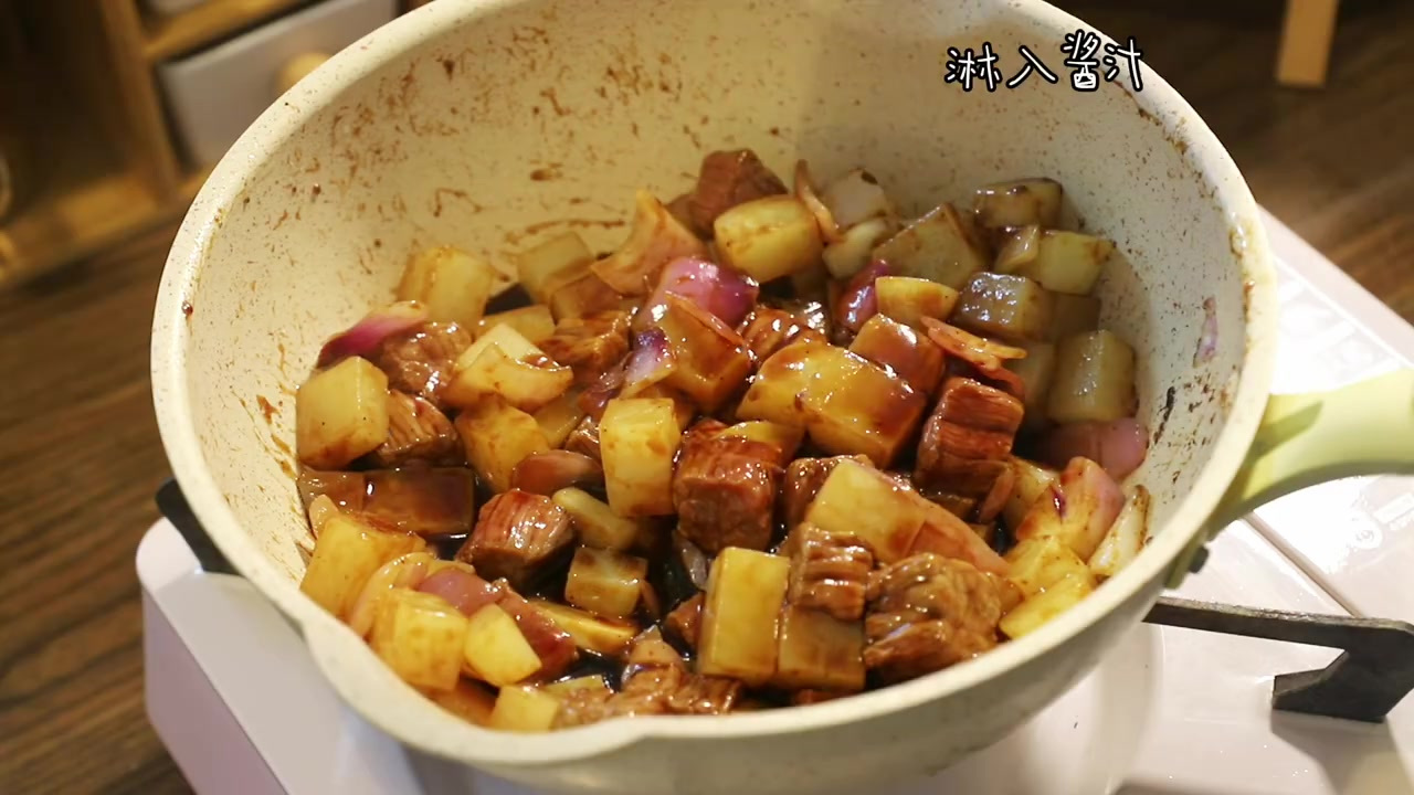 #中午吃什么# 【黑椒土豆烧牛肉】将浓郁的黑椒酱汁和菜一起拌在热气腾腾的米饭上,又是一个能