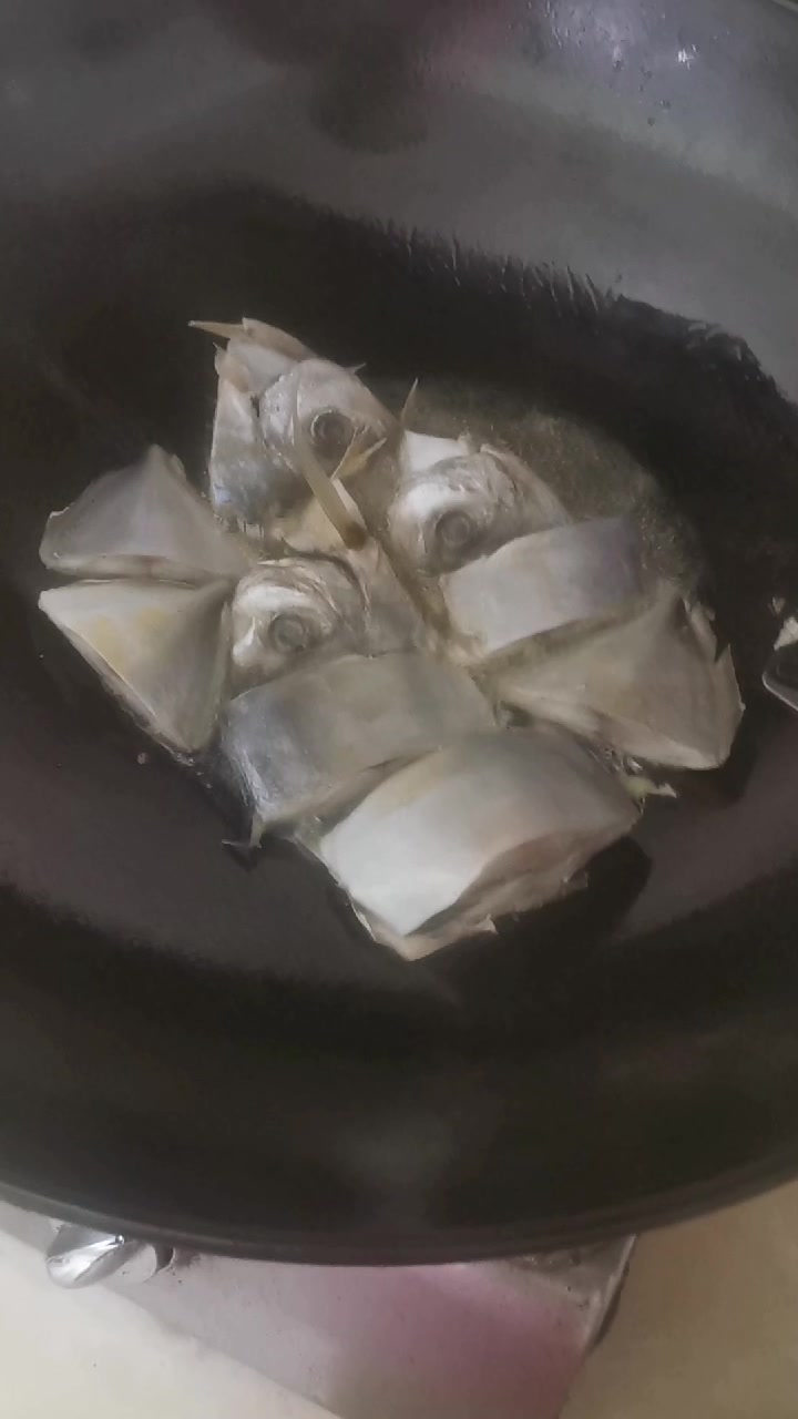 早餐炸个咸鱼配白粥,真脆