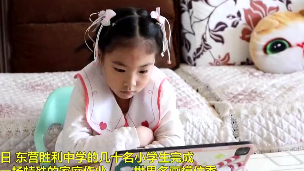 【#小学生模仿世界名画脑洞太大了# 】近日,山东东营的几十名小学生完成了一场特殊的“家庭作