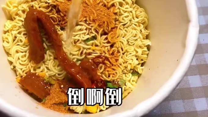 吃泡面要吃出仪式感,为了拍出这个作品,我全款买了这碗方便面,原本不富裕的生活更是雪上加霜…