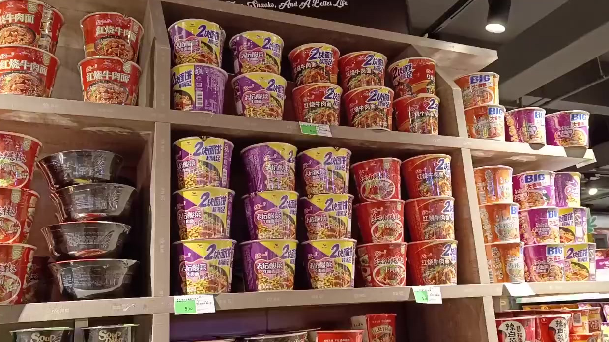 【老坛酸菜面带着“承诺函”重新上架 #售货员称老坛酸菜面销量大不如前#】4月14日,湖南长