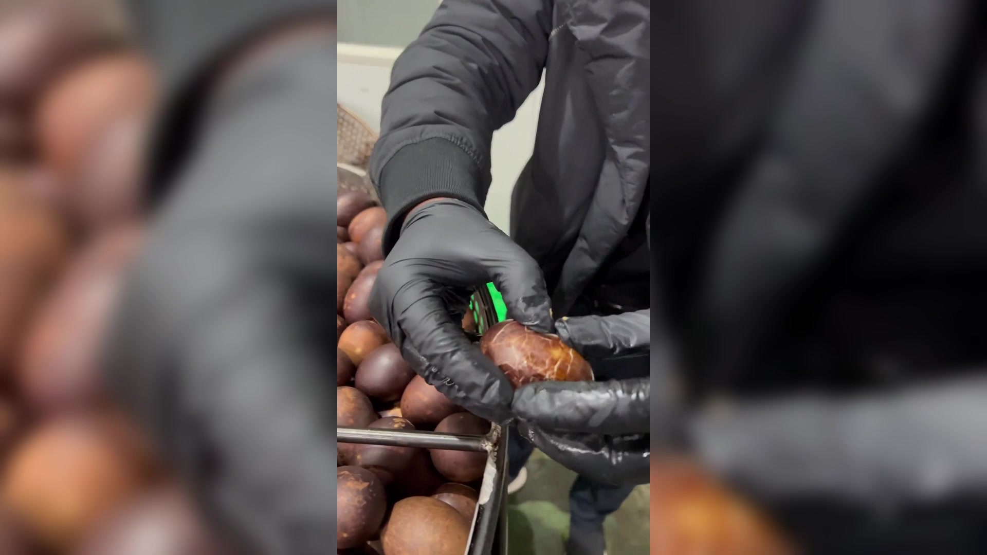 香味溢出屏幕,河北白洋淀烤鸭蛋实在是太诱人了!