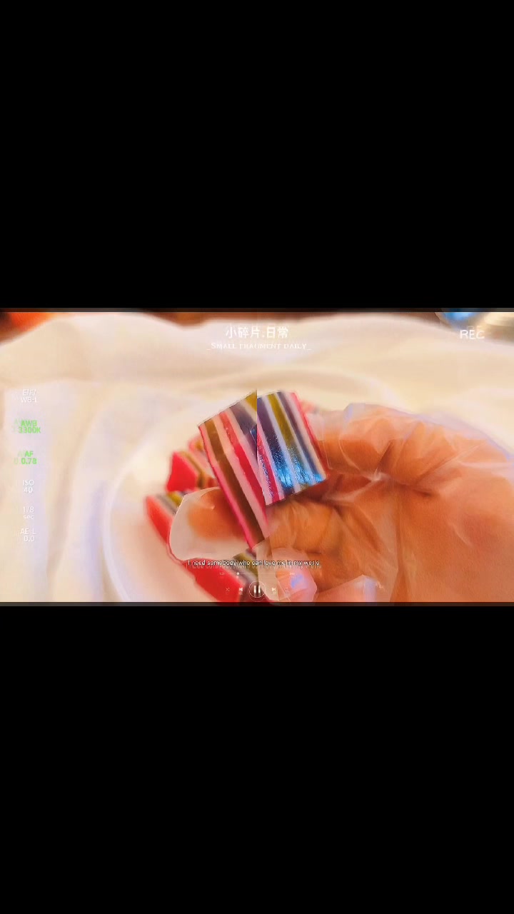 绚丽多彩的七彩千层糕