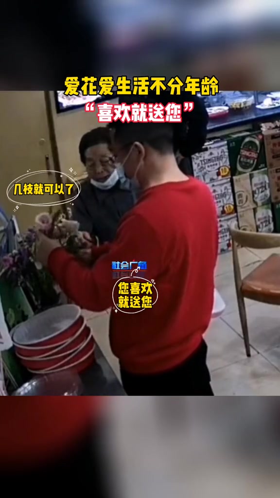 近日,山东烟台。奶奶今年93岁,是这家饺子馆的常客,心态特别好,是个热爱生活的人。人间温暖