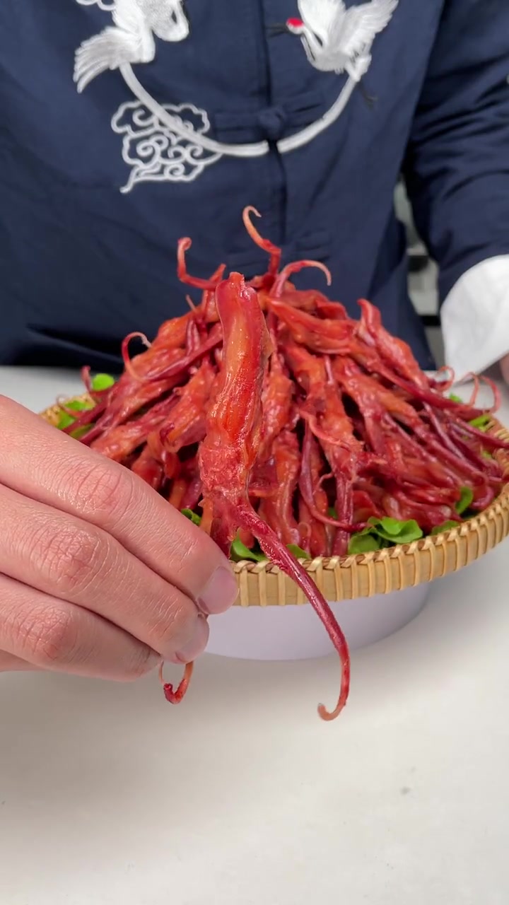 40年,外公把一个酱鸭舌的小作坊带成了一个大企业,如今我们紧跟时代的潮流做直播,带给消费者