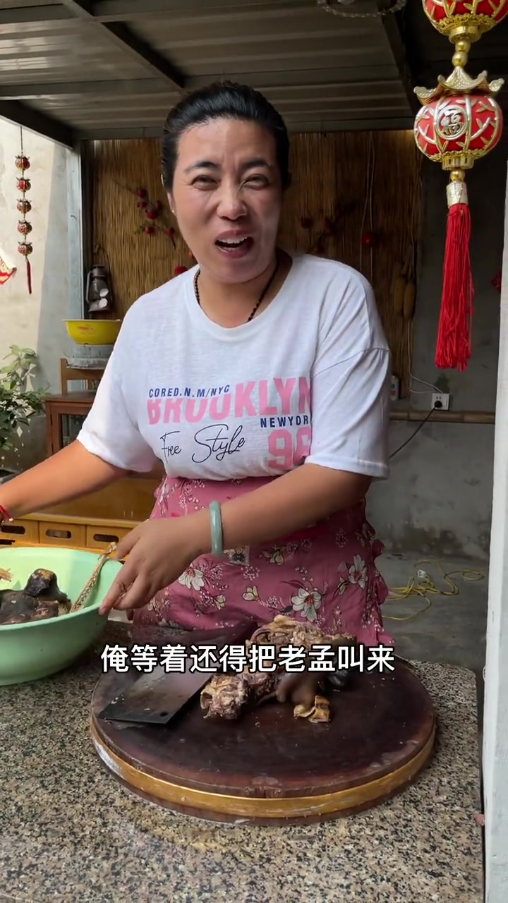 从冰箱里拿出来俩羊头,给小胖做个红烧羊头肉吃 农村美食
