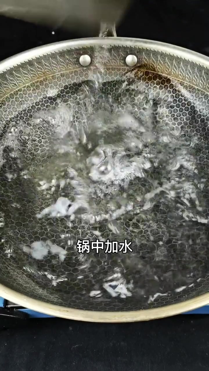 在家这样做 葱油鲈鱼,水煮的比清蒸鱼肉更鲜嫩,去腥效果更好,速度更快!收藏试试吧!美食