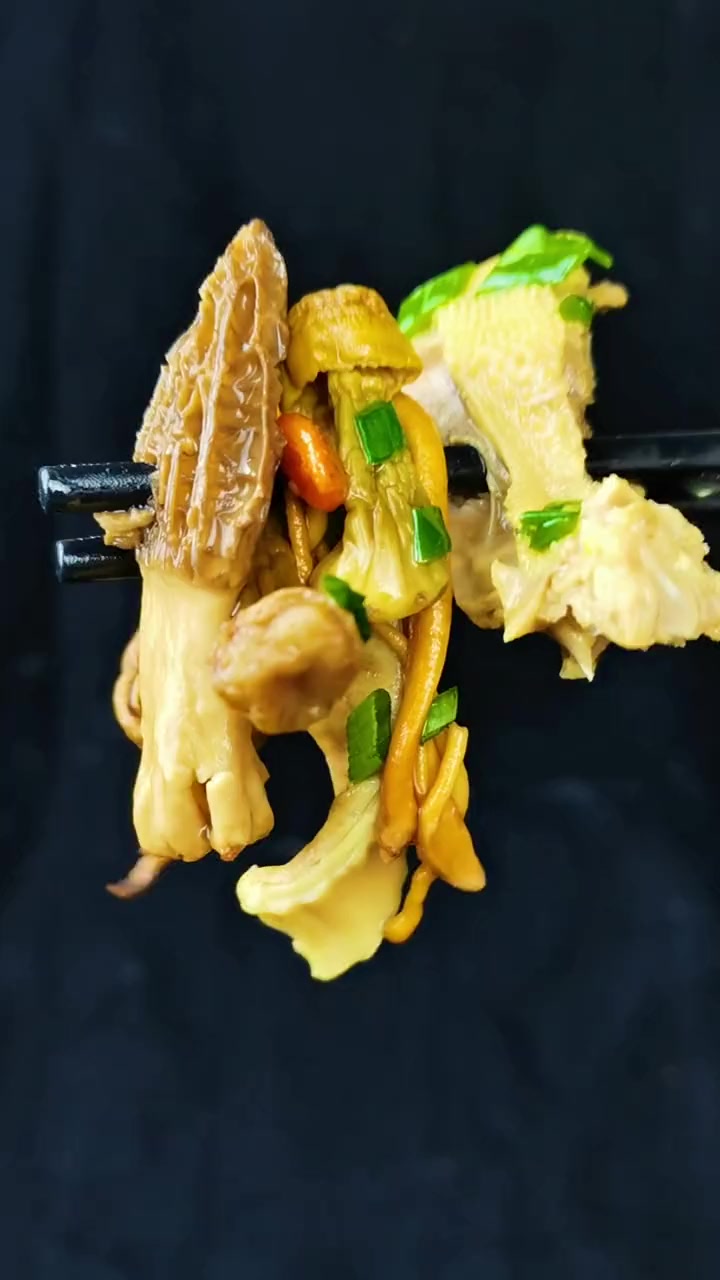 这么冷,老婆手脚冰凉,做道猪肚鸽子汤给她补一下吧!暖心暖胃,手脚在也不怕冷了。鸽子汤 美食
