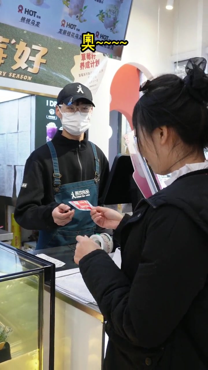 找到了一家喝 奶茶 还给草莓的饮品店~ 草莓 山楂 的相遇,简直 初恋的味道 吾饮良品 石