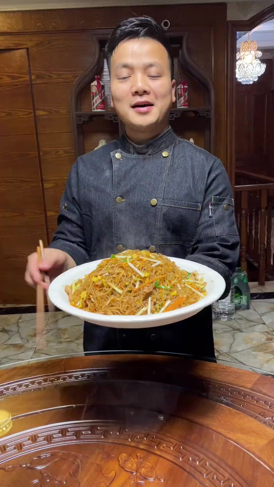 三丝炒米粉,在广东大排档必不可少的一道看家菜,今天我就把详细的做法分享给大家 广东美食推荐