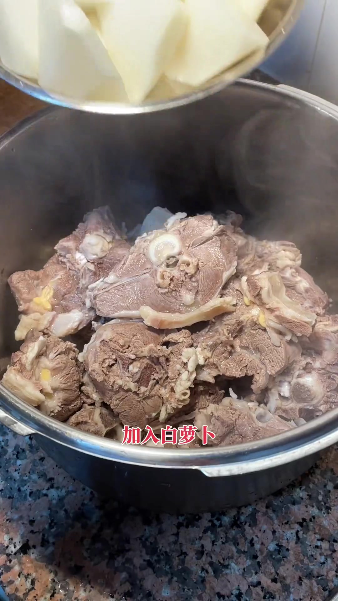 羊蝎子火锅,在家做一样吃得过瘾,味道不比外面的差,主要自己做干净卫生,吃得放心,我就把我做
