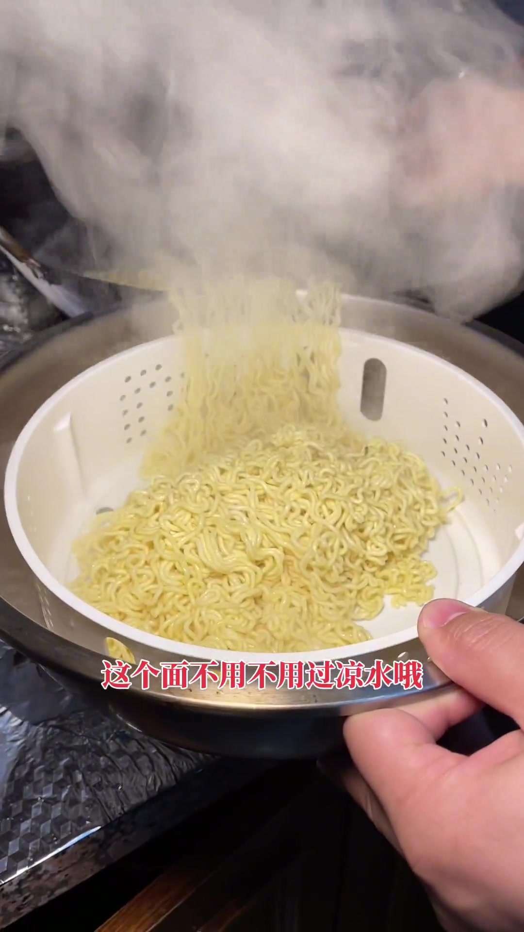 今天我来分享在广东大排档吃宵夜必吃的一道,三丝炒面 地方特色美食