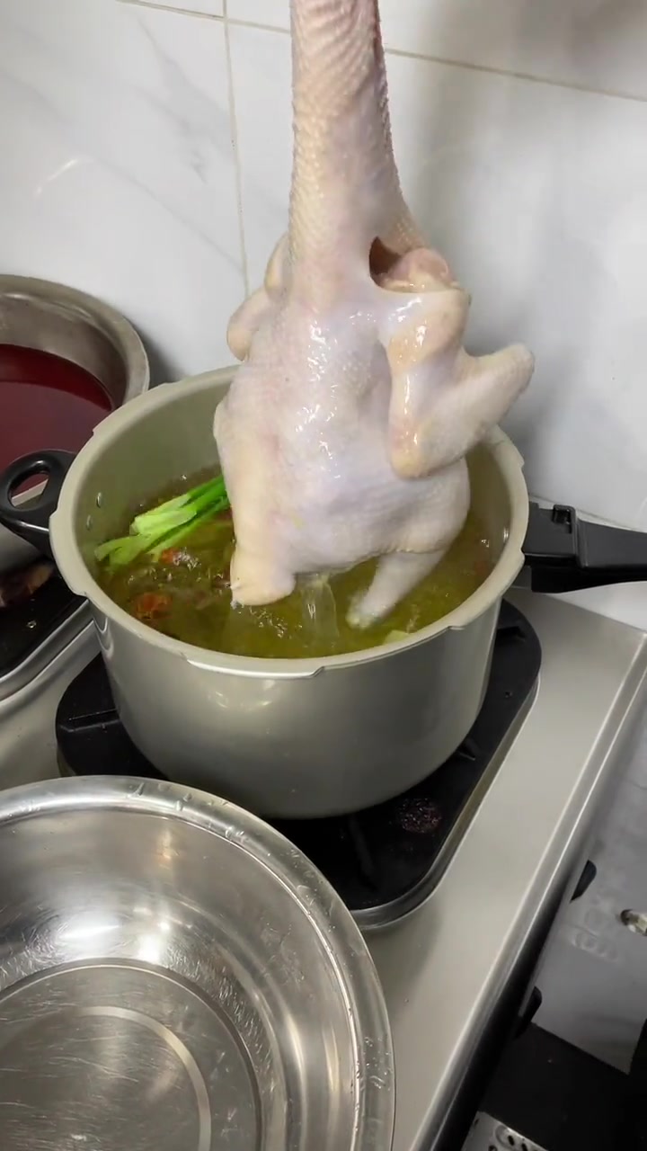 广东美食推荐官 美食(2)最正宗的广东白切鸡做法,入口嫩滑细腻。太香了