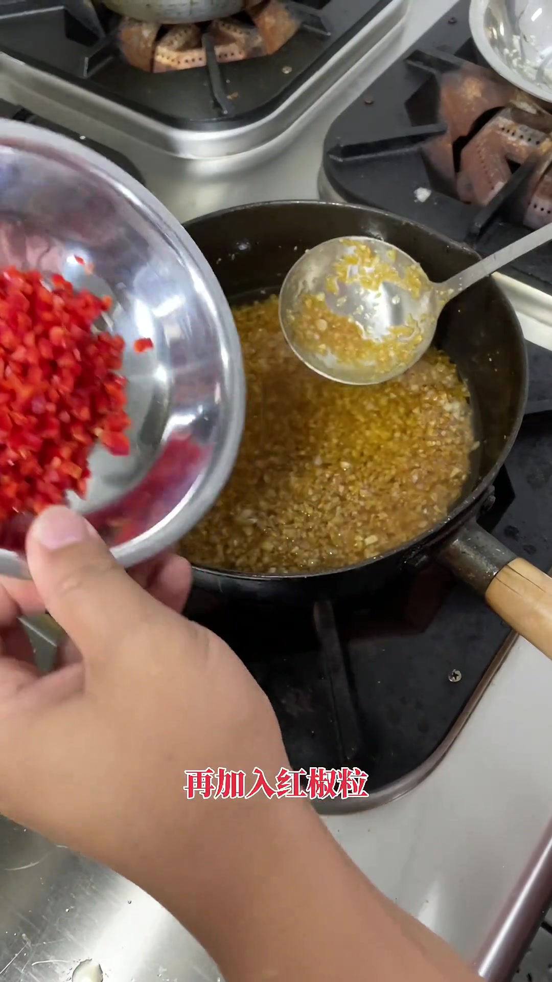 广东美食推荐官 很多人做金银蒜蓉酱都做不好,会影响菜品的味道,今天我来分享一道最经典生蚝吃
