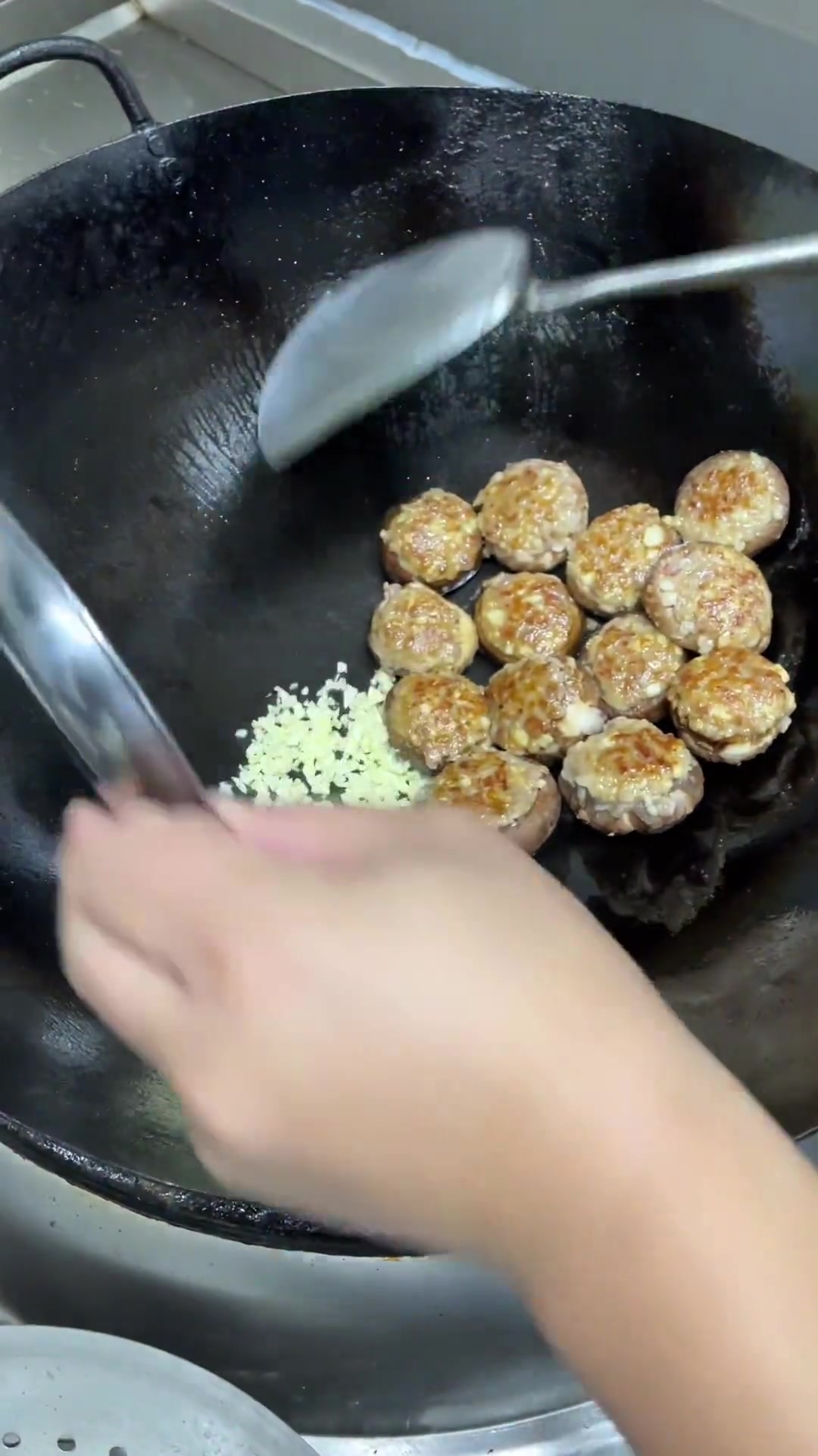 香菇酿,作为地道的广东特色家常菜,今日把详细的做法分享给大家 广东美食推荐官