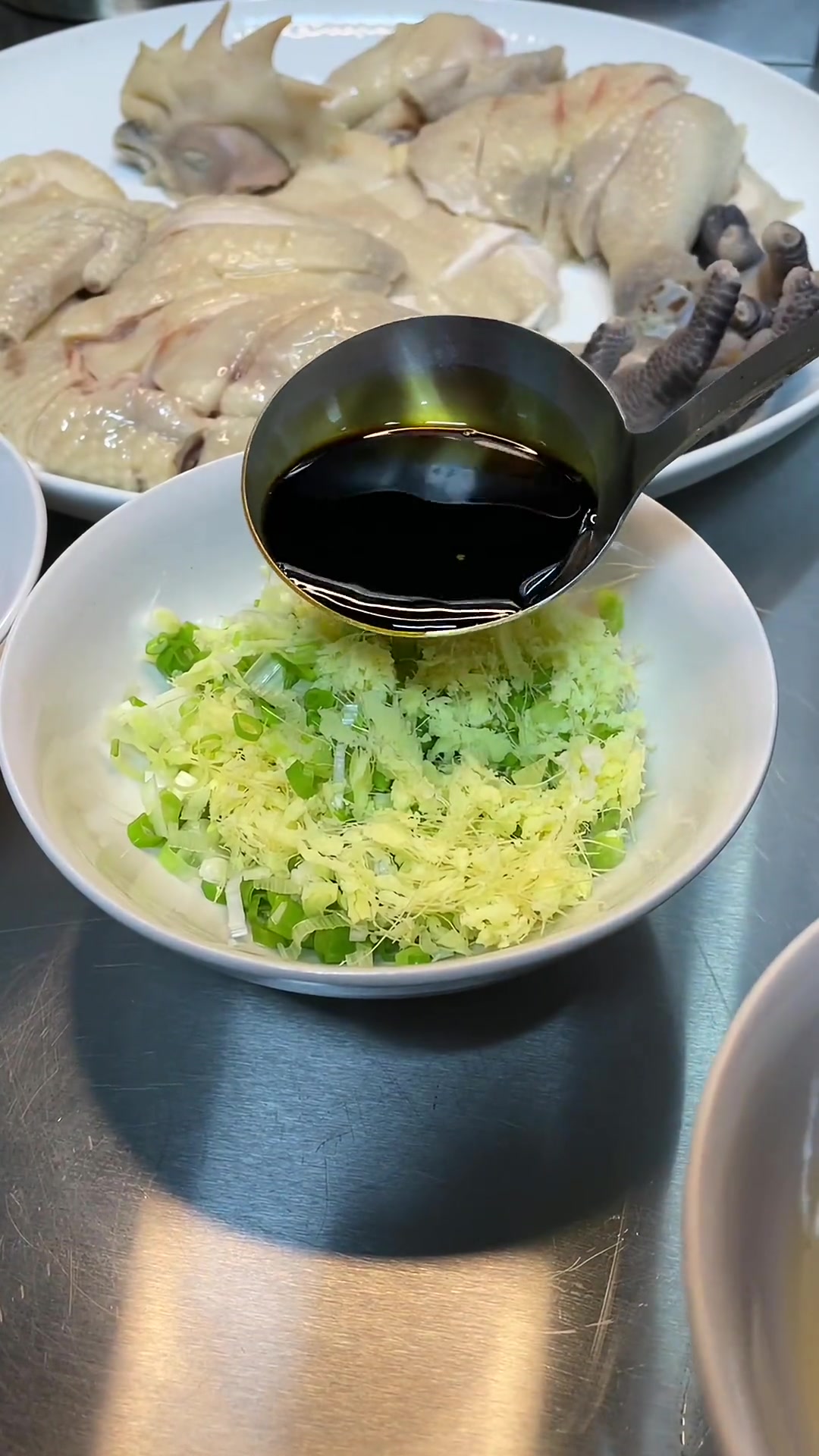 广东美食推荐官 最近很多人都在问我,正宗广东白切鸡蘸酱怎么做,今天分享一个最详细的视频教程