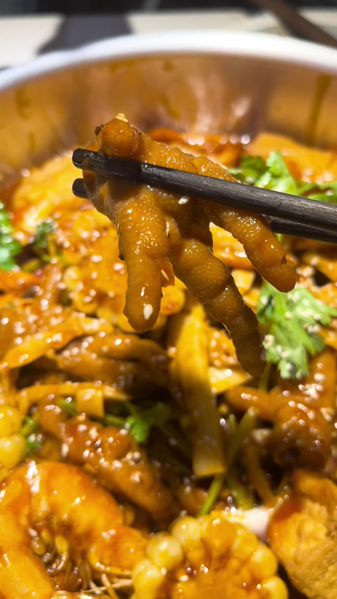 加了大虾,玉米,爆蛋豆腐的软糯凤爪虾,你喜欢吃哪一口