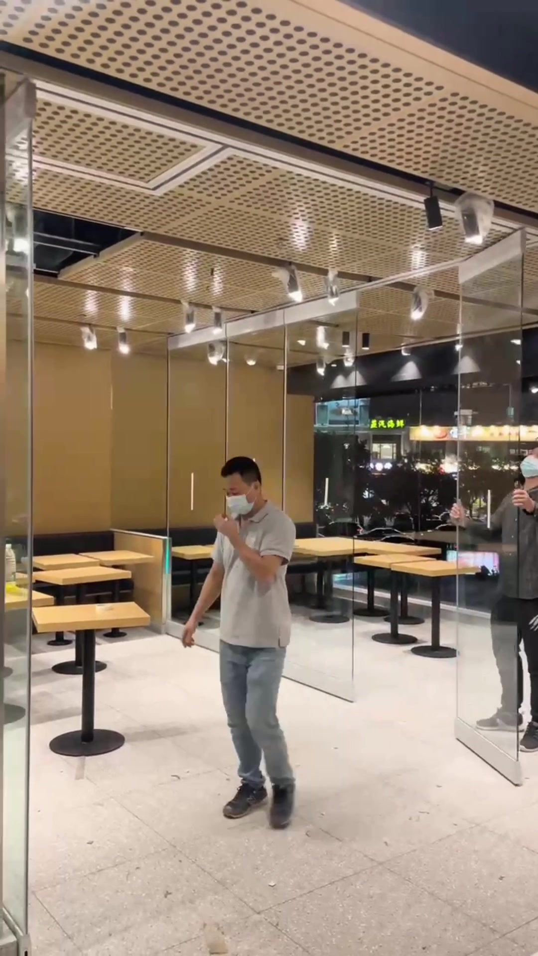 无框玻璃折叠门 广州折叠门 无框折叠门 吊轨折叠门