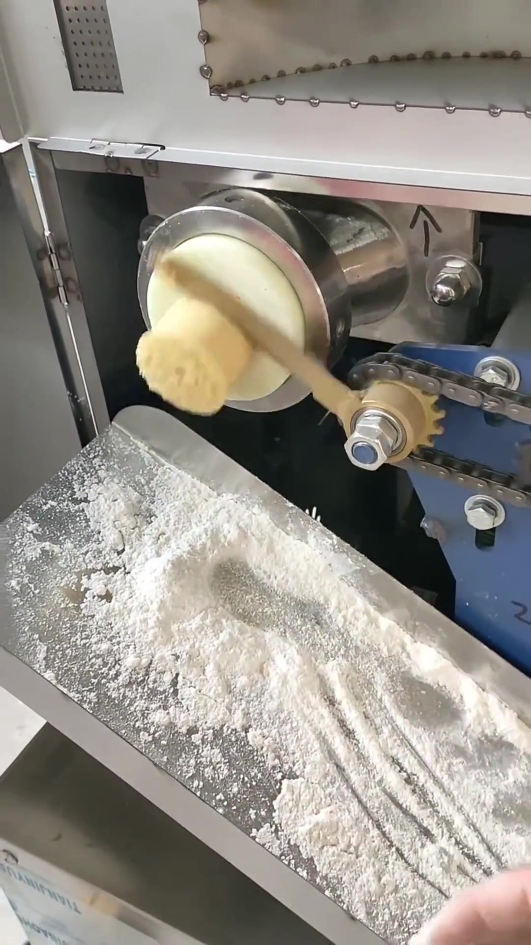 这就是机器的力量,一台不起眼的包子机,能省下三个人的工资