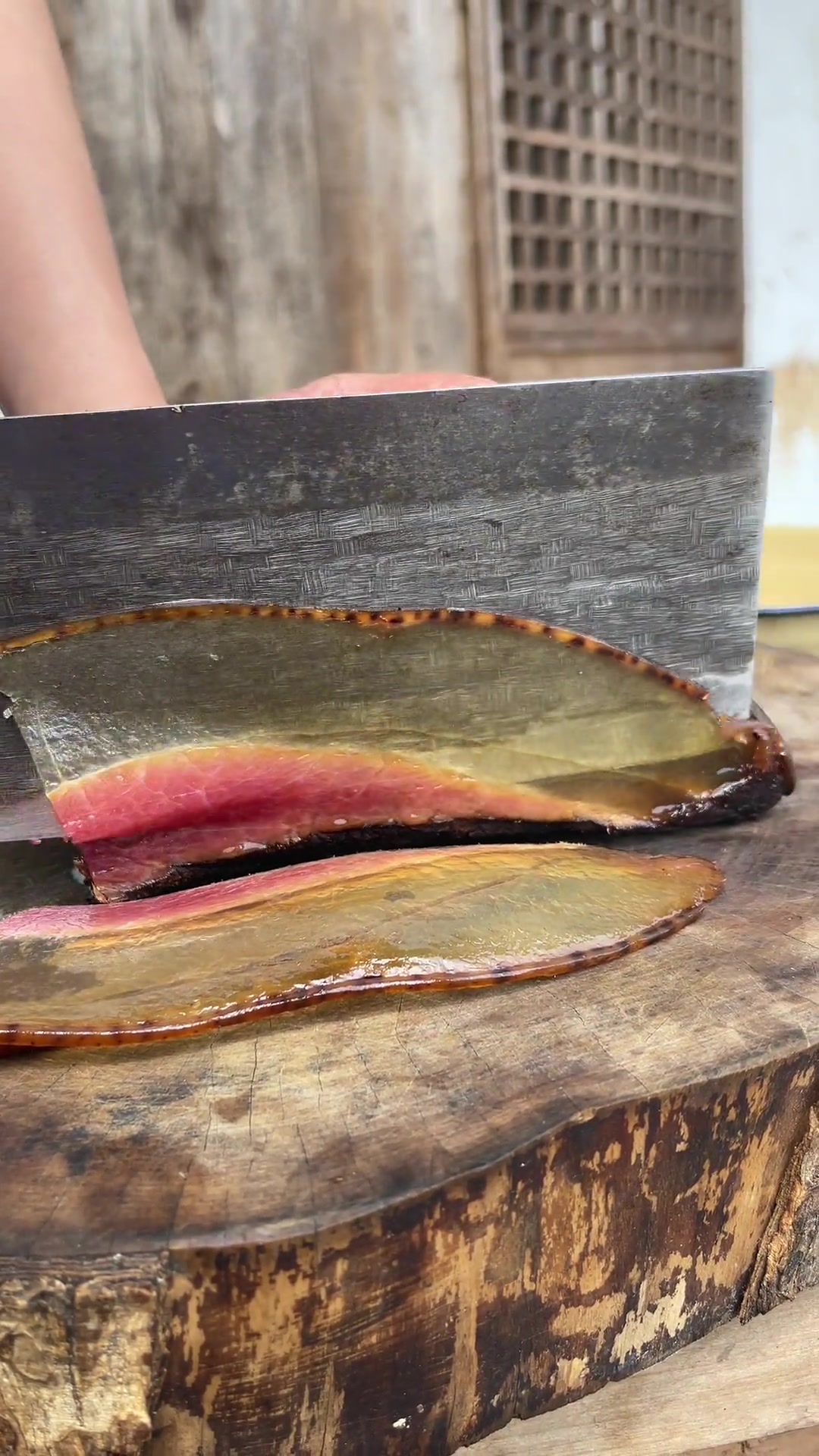 带皮的腊肉,半肥瘦后腿肉,切开后香味四溢