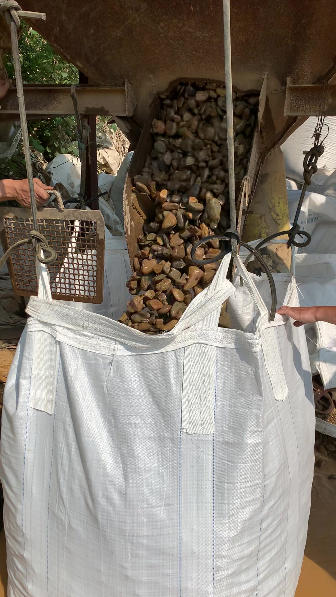 鹅卵石河卵石5-10公分装吨袋。鹅卵石厂家,鹅卵石批发,鹅卵石价