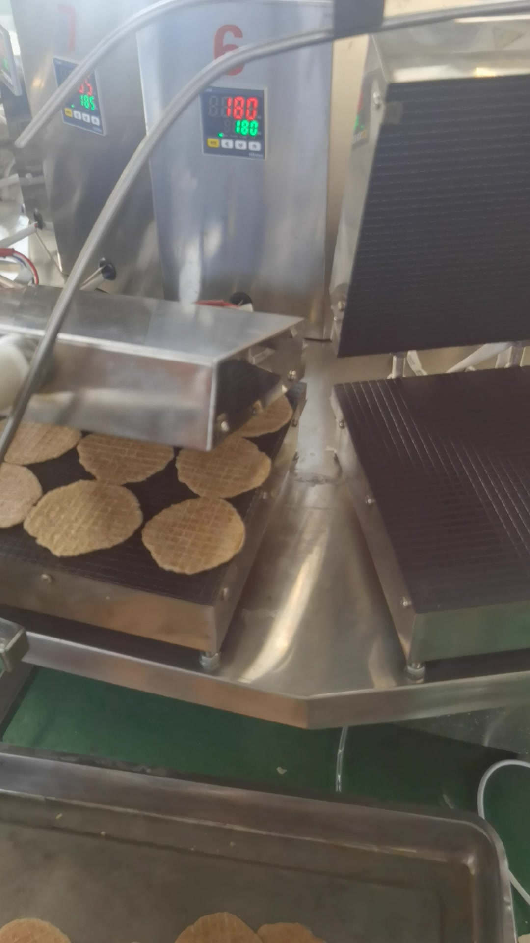 全自动虾片机器发货到山东青岛三台做虾片的机器