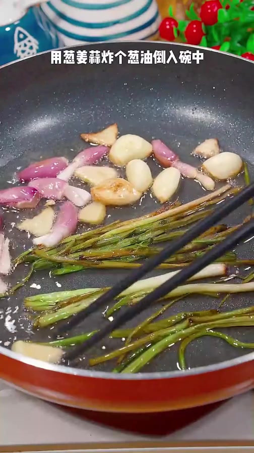 葱油手撕鸡做法,这样做的鸡肉鲜嫩可口,简单易学