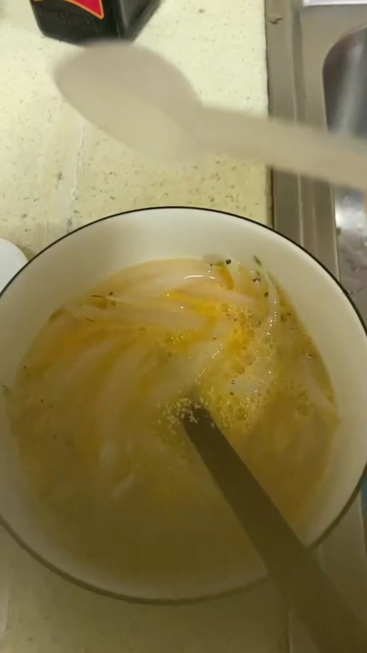 小银鱼煎蛋:食材:葱花,小银鱼,鸡蛋2颗,盐,鸡精,料酒