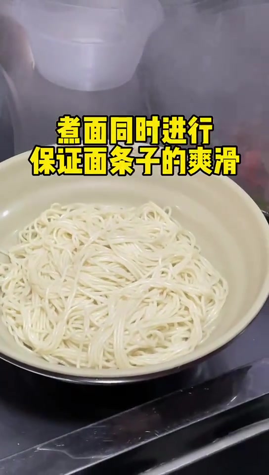 镇江锅盖面特色——爆炒盖浇面