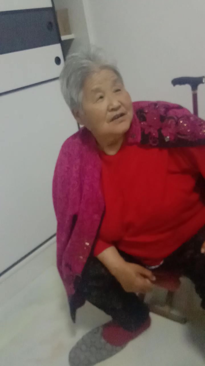 给老妈买碗狗肉汤,老妈却嫌弃汤里放干白菜