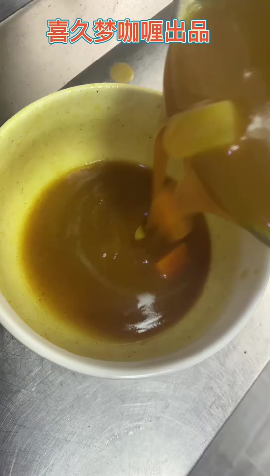 喜久梦咖喱做的咖喱饭有土豆胡萝卜洋葱还有鸡肉,太好吃了吧!