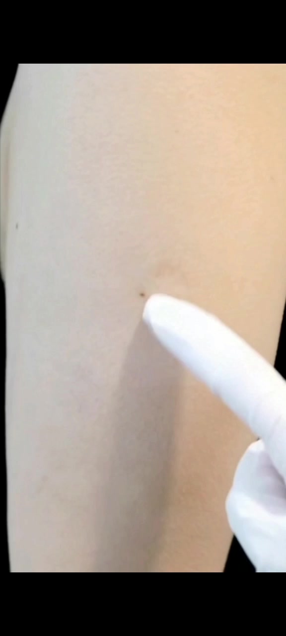 适合女生手臂的桃心花环纹身