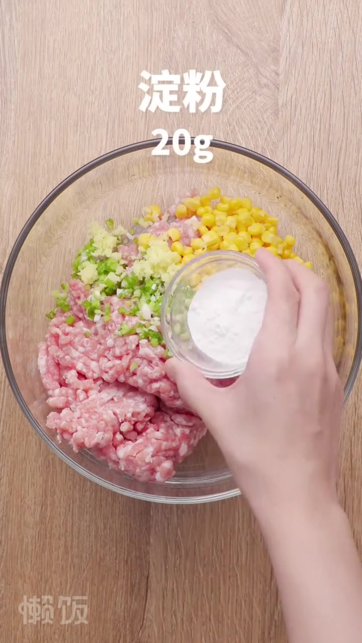 「玫瑰花抱蛋虾饺」拌好馅料,放到饺子皮上,几张饺子皮对折卷一卷,就是逼真的玫瑰花造型,肉香