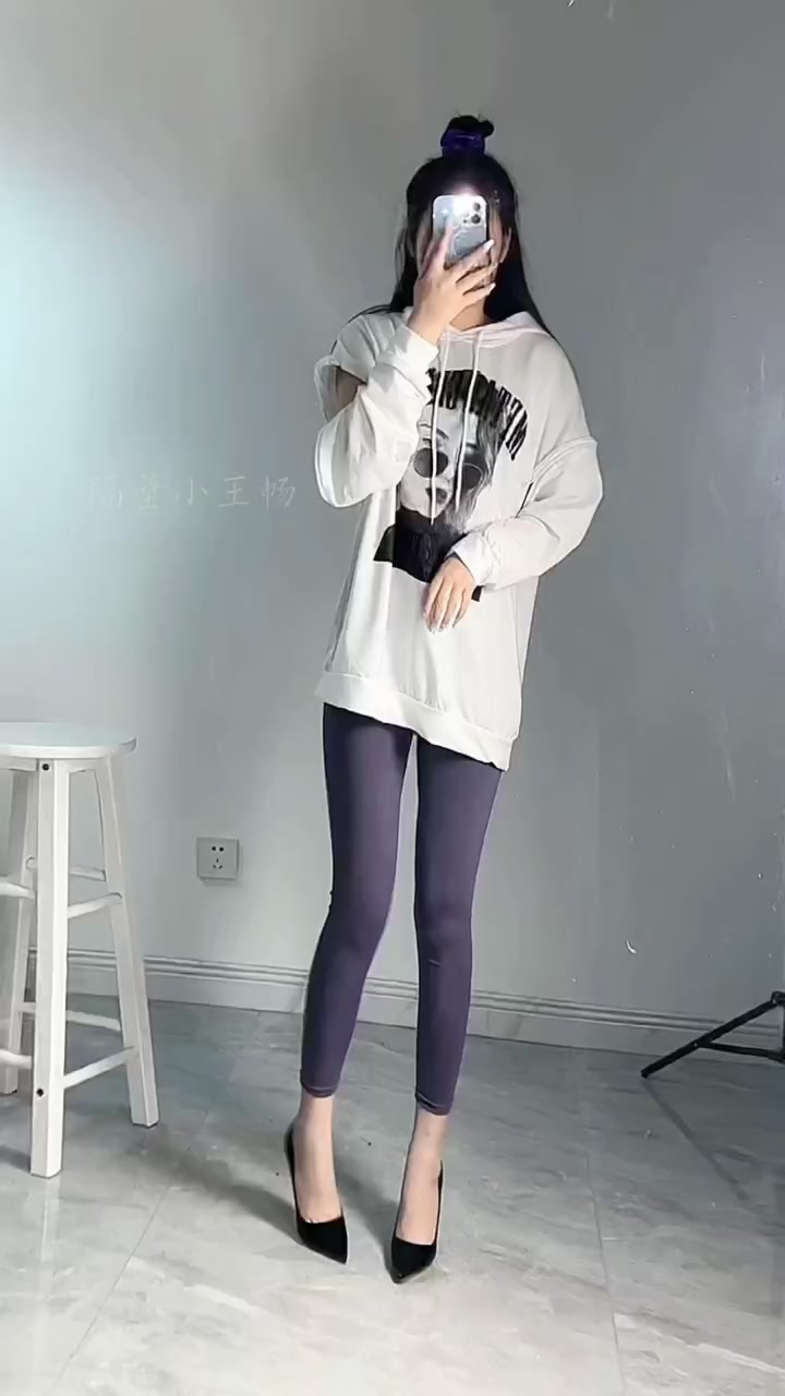 白色卫衣搭配灰色鲨鱼裤,时尚又有活力