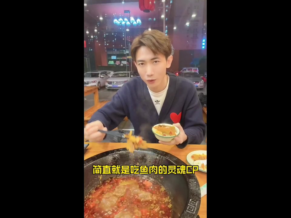 新鲜活鱼做成的鱼火锅热辣过瘾!