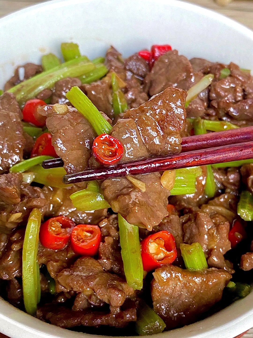 芹菜炒牛肉简单好吃!