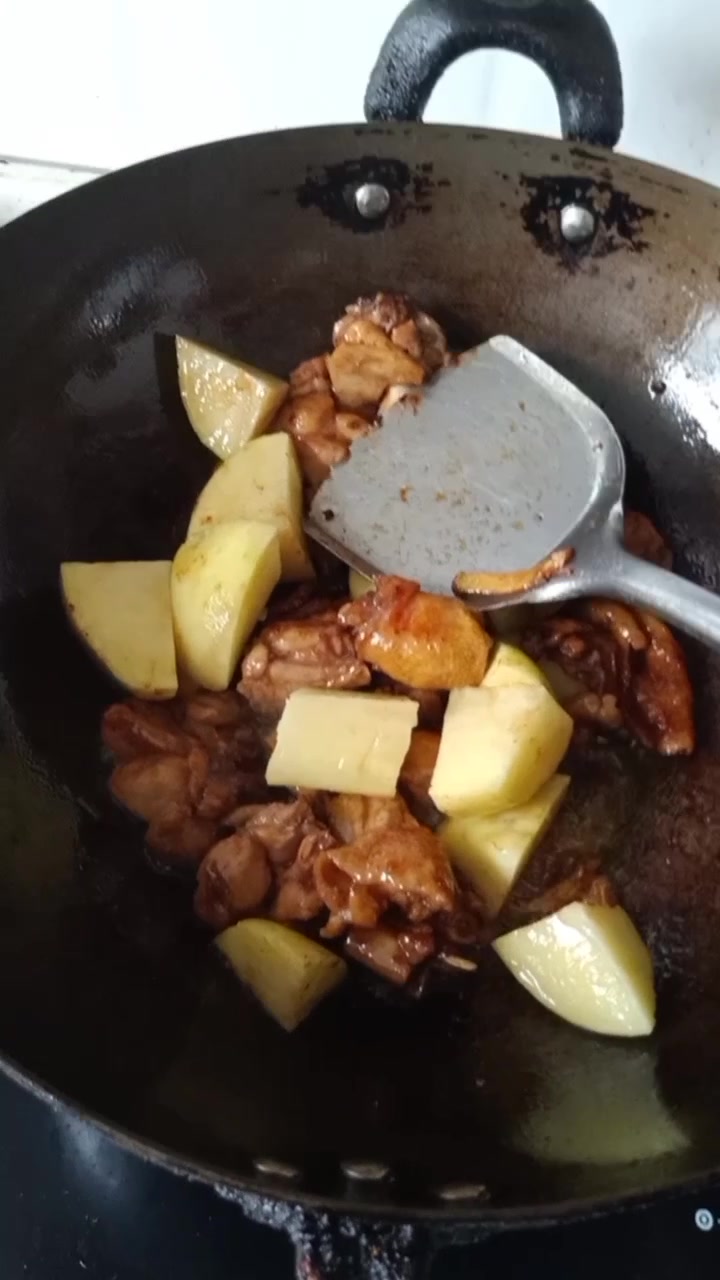 家常美食土豆红烧鸡腿