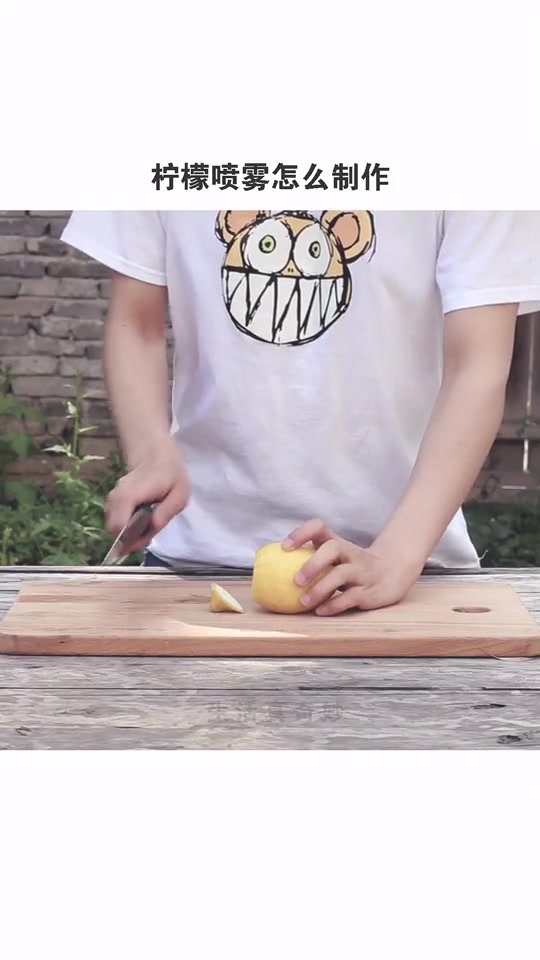 酸酸的柠檬味儿,和其它水果混合,做一份水果沙拉,味道还是挺不错的!那柠檬喷雾怎么制作呢?嘿