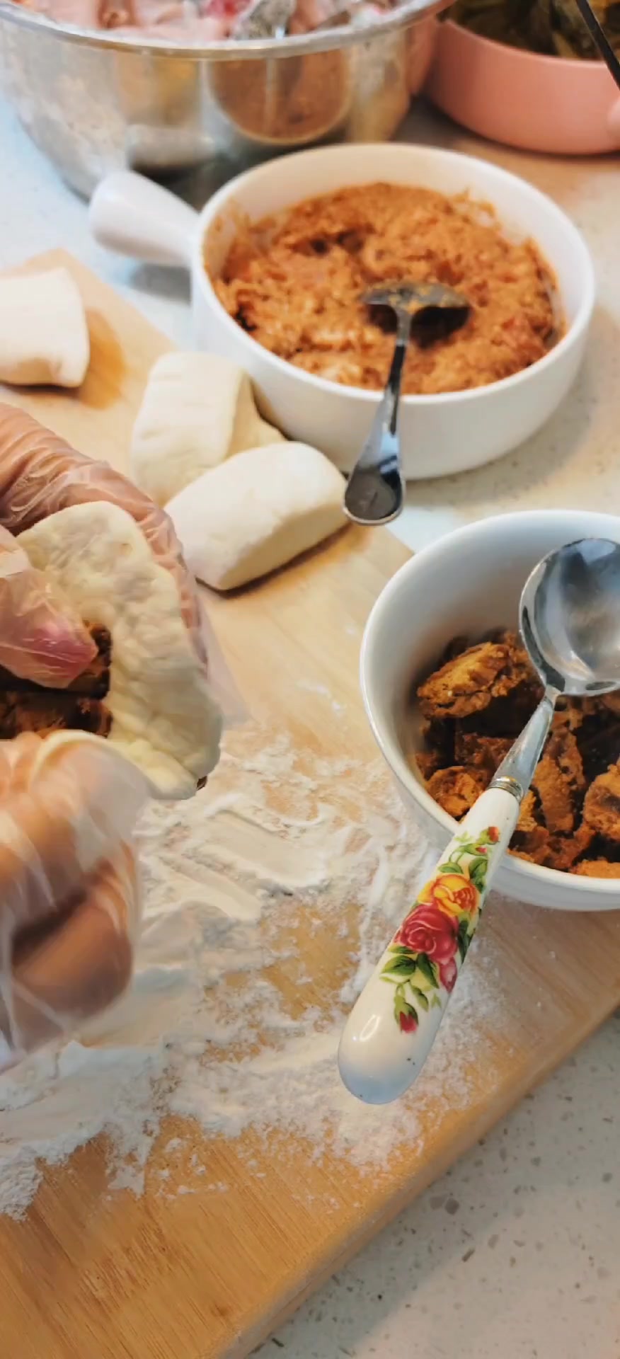 今天吃个酸菜鱼怎么样?再整点包子