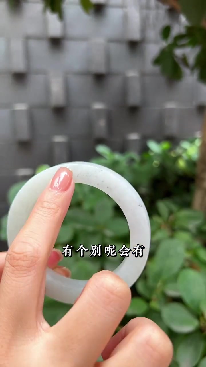 小千冰乌鸡翡翠手镯,你们喜欢这样的吗?