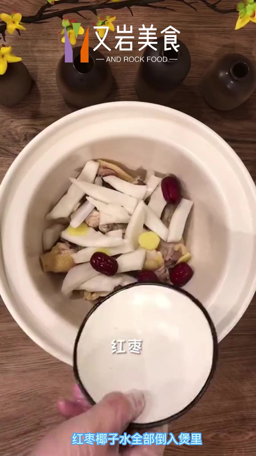 椰子煲鸡汤熬出来的汤口味鲜美,椰味芬芳,汤清爽口
