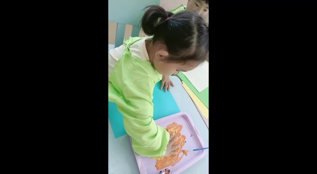 美术——手印热带鱼 能用小手涂抹颜色印画出各种形态的热带鱼