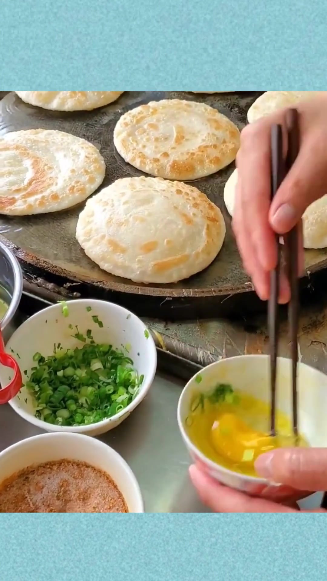 这就是五毛一个的鸡蛋饼,看到老板放得材料,真的不亏吗