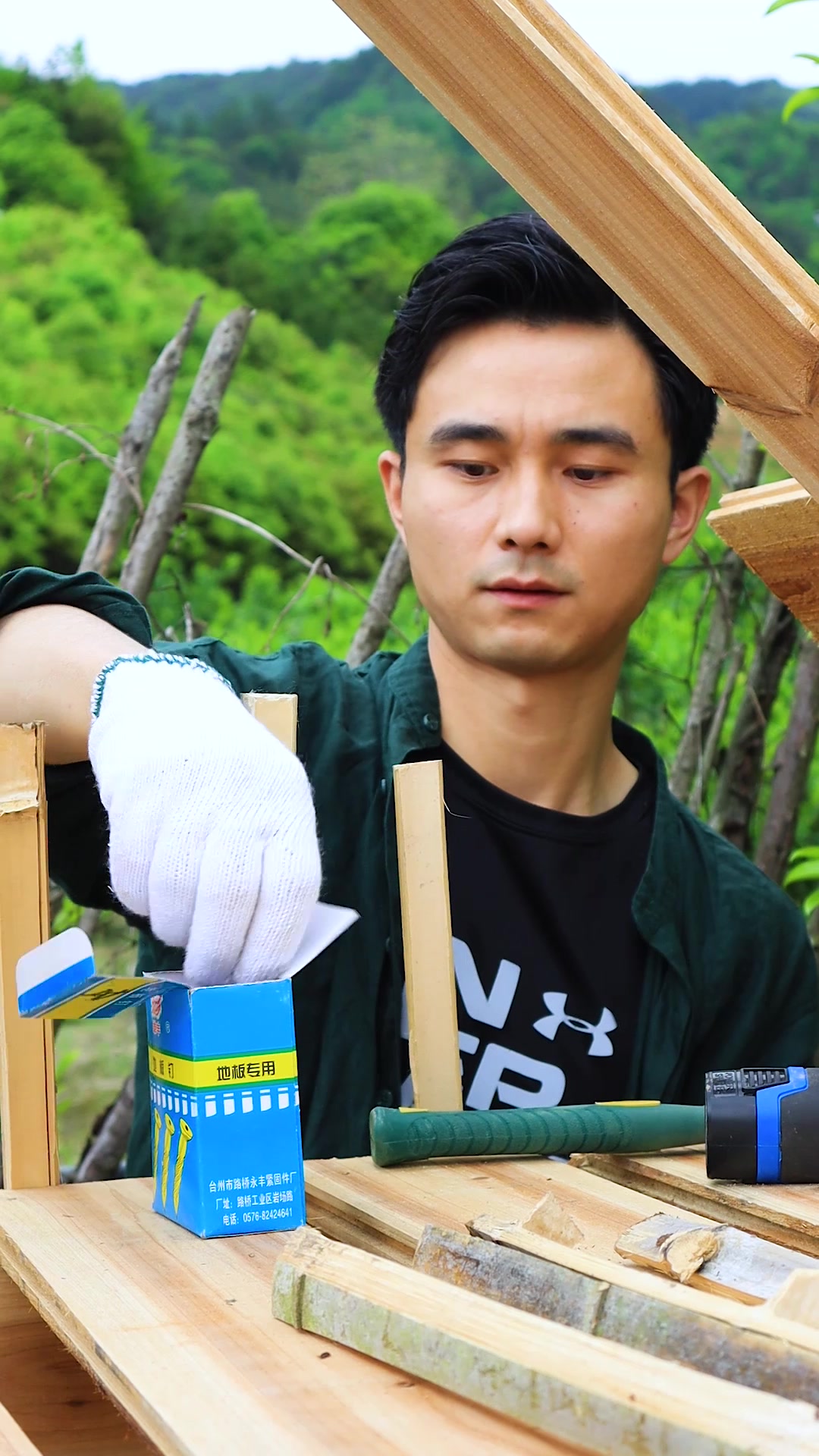 新农人计划乡村生活搭建鸡窝