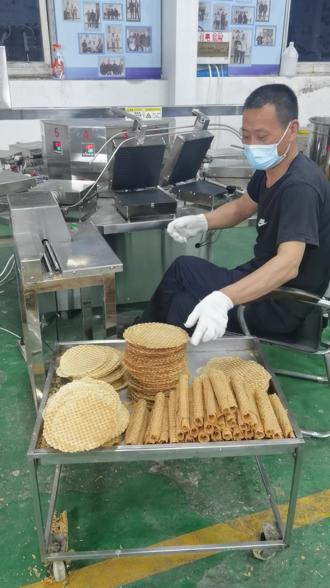 这种虾片机器的操作方式就是食品中看到的,全自动虾片机