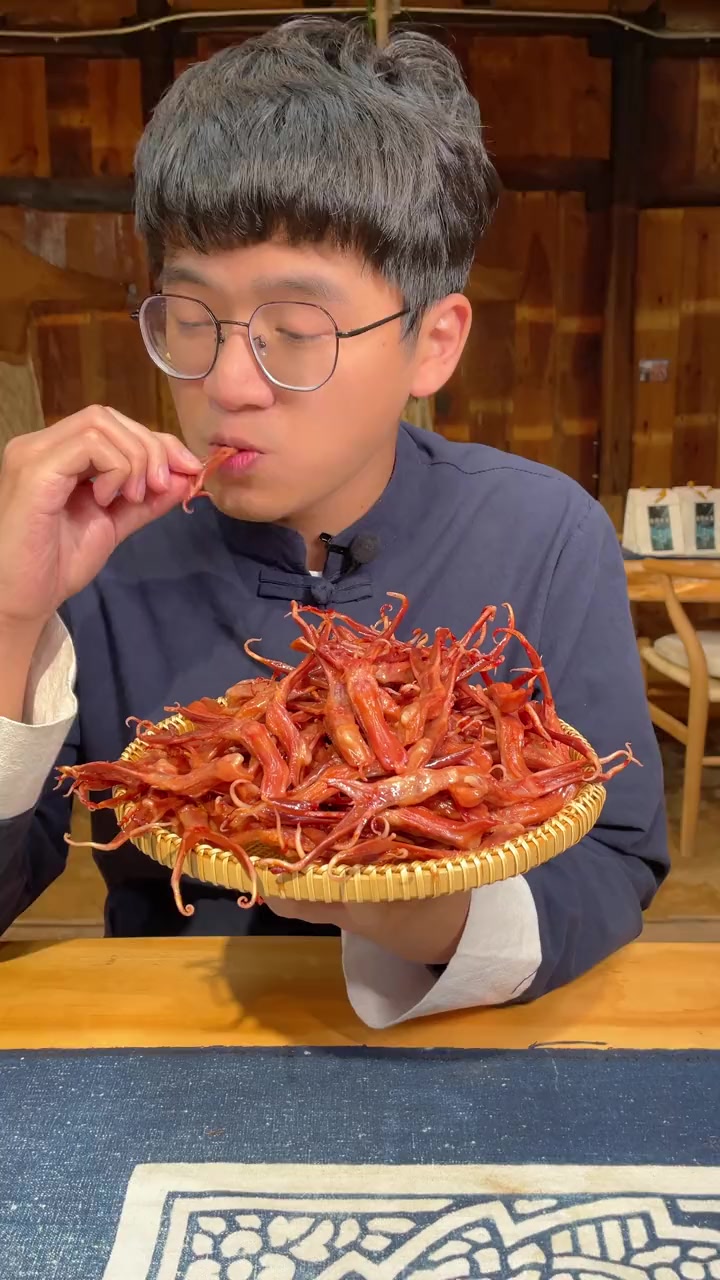 无论你在哪里,无论你的年龄,你只要吃过温州鸭舌都会爱上它那种酱香味,那紧实饱满Q弹细腻的口