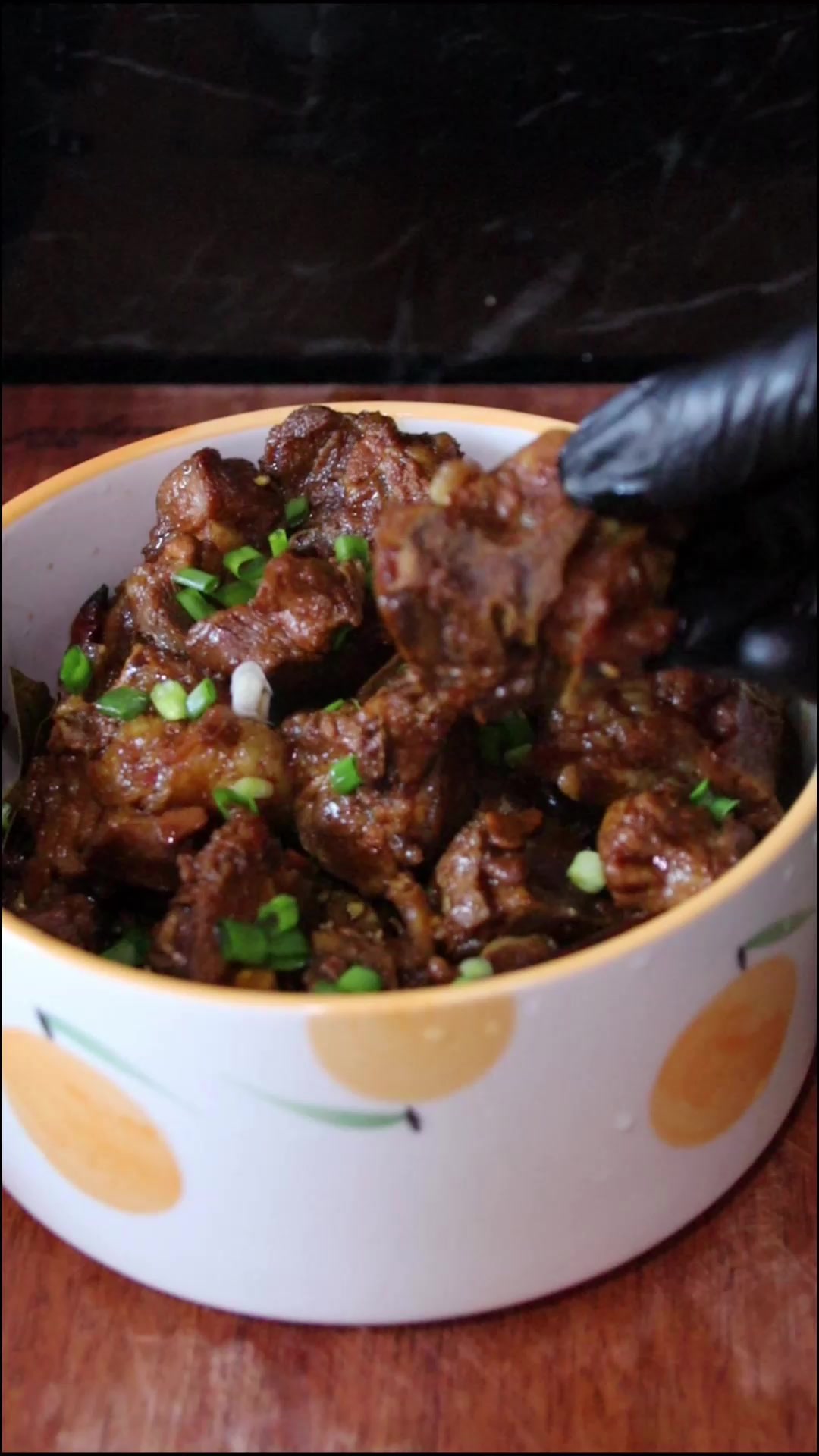 来试试懒人版的酱香排骨吧,排骨这样做好吃又简单