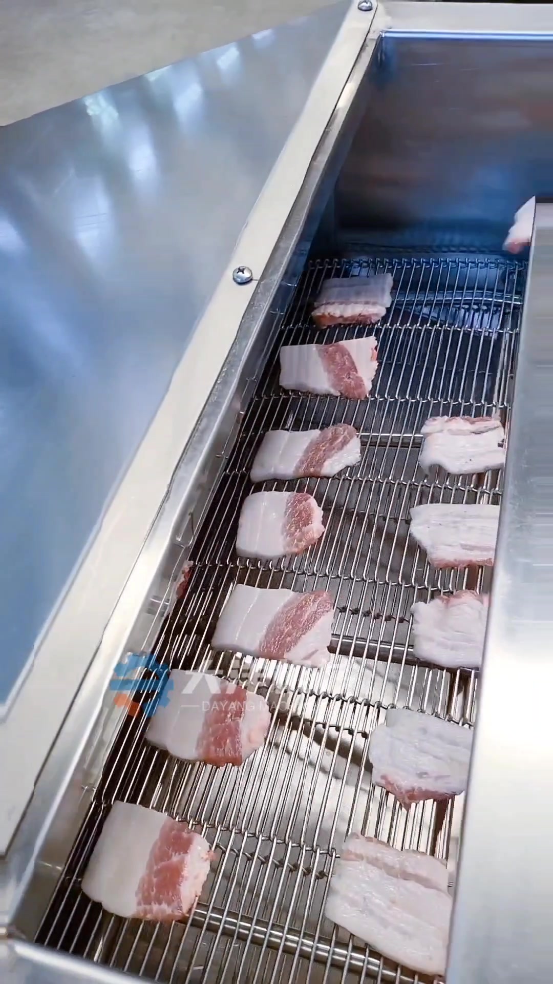 酥肉是怎么做的?看看肉类上浆挂糠油炸流水线视频演示